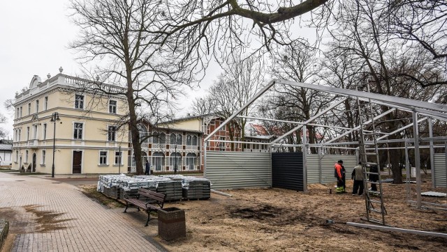 Gdańsk. W miejsce Hali Plażowej powstaje metalowa konstrukcja, która zasłoni m.in. Dom Zdrojowy w Brzeźnie.