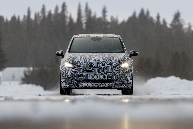 Cupra Nprn Cupra Born, pierwszy w pełni elektryczny model drogowy marki, ukończyła wewnętrzne testy w okolicach koła podbiegunowego. W temperaturze sięgającej -30 ºC inżynierowie przeprowadzili ponad 1000 badań, podczas których sprawdzono wpływ skrajnych warunków pogodowych na najnowocześniejszą technologię. Fot. Cupra