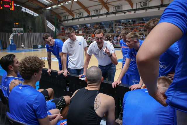 Trener Enei Basket Poznań, Przemysław Szurek w rozmowie ze swoimi zawodnikami