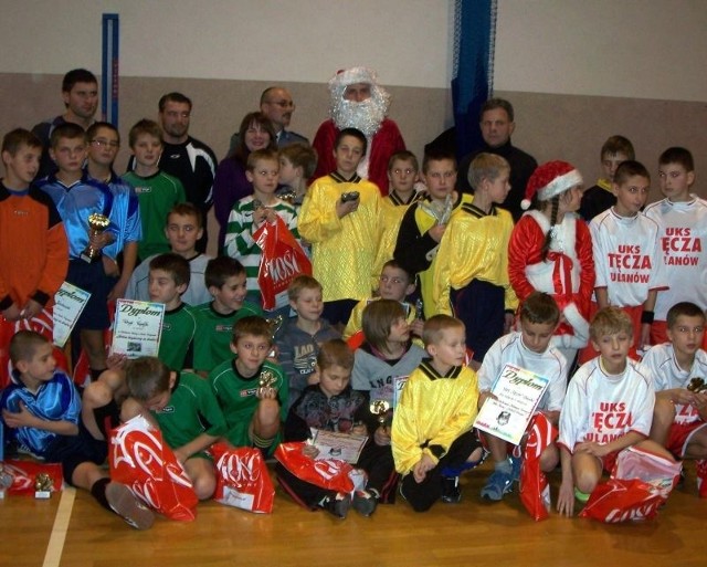 Uczestnicy oraz organizatorzy imprez dla dzieciaków w Ulanowie nie mogli nie zrobić sobie wspólnego zdjęcia z Mikołajem.