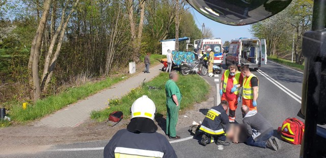 Wypadek na DK11 koło Ustronia Morskiego. Zderzenie motocykla i rowerzysty