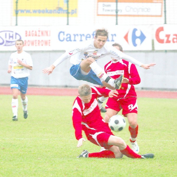 Piłkarzom Chojniczanki został jeszcze do przeskoczenia jeden zespół - wicelider z Kartuz. Na zdjęciu Sławomir Ziemak przeskakuje nad piłkarzami Orkana Rumia.