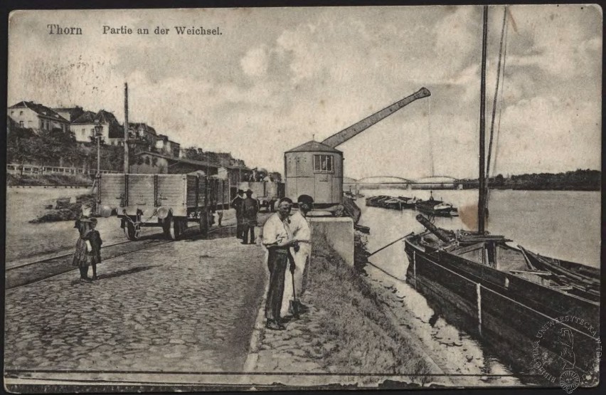 Toruński port z rozbudowywaną od lat 80. XIX wieku koleją...