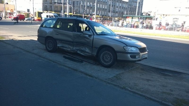 Wypadek Zachodnia Limanowskiego. Samochody w torowisku