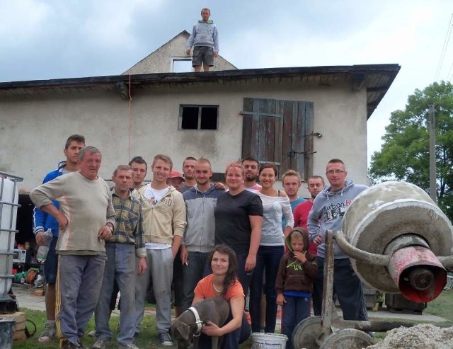 Codziennie na budowie pomaga kilkunastu mieszkańców Jarnołtówka. Na dachu stoi właściciel domu Adrian Nowak.
