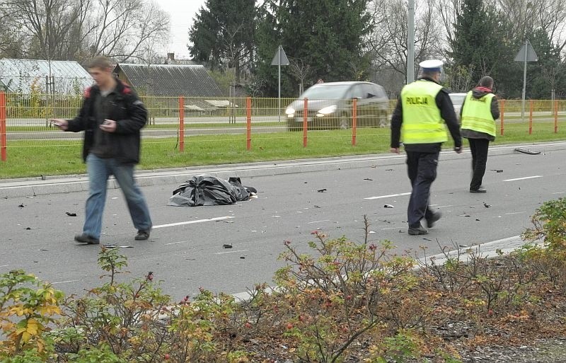 Uderzenie było na tyle silne, że odrzuciło rowerzystę...