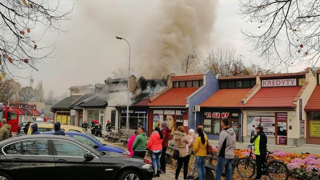 Pożar wybuchł w niedzielę, 11 listopada, około godziny 11:30 w sklepie w centrum Zielonej Góry. Na miejscu są strażacy. Do pożaru lokalu usługowego na ul. Przy Gazowni w Zielonej Górze zostały wysłane 3 wozy straży pożarnej. Strażacy starają się ugasić pożar na poddaszu budynku. Miejsce zabezpiecza zielonogórska policja.Na chwilę obecną nie wiadomo, co było przyczyną pożaru. Czytaj również: To ich szuka lubuska policja [ZDJĘCIA]11 listopada wcześnie rano strażacy gasili pożar w tym samym budynku, tylko że na parterze. Wtedy przyczyną pożaru był prawdopodobnie włączony grzejnik elektryczny.