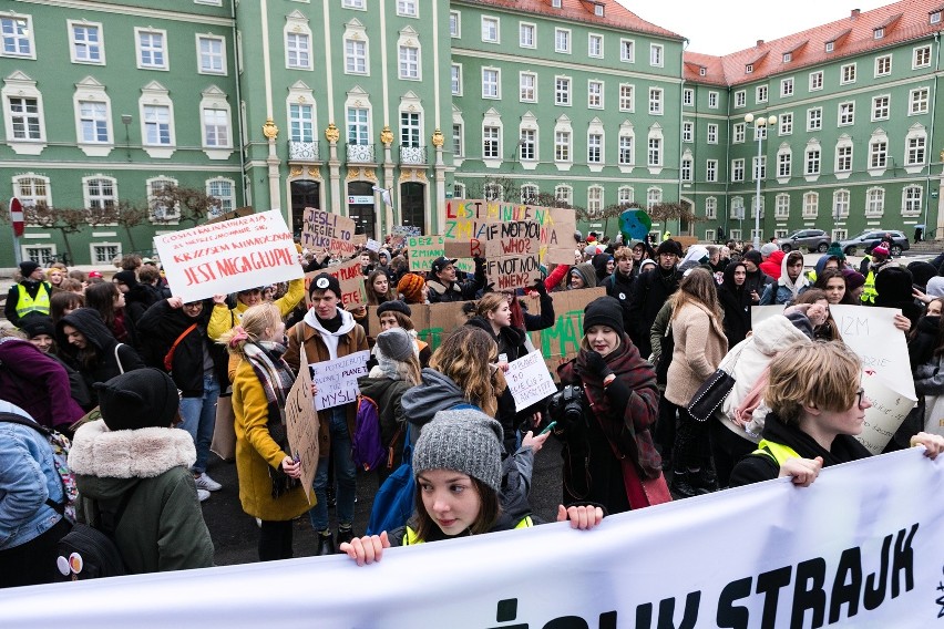 Młodzieżowy Strajk Klimatyczny 2019 w Szczecinie. Uczniowie przeszli przez miasto i wręczyli petycję wojewodzie [WIDEO, ZDJĘCIA]