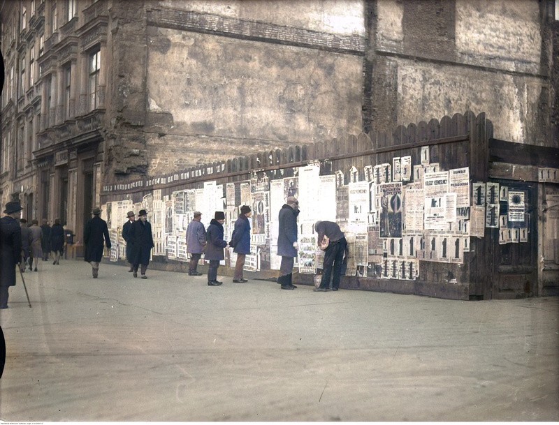 Fragment ogrodzenia placu budowy Kamienicy Towarzystwa...