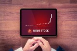 "Meme stocks" - internauci podbijają ceny akcji upadających spółek. Spekulanci są aktywni na platformach: Reddit, Twitter i Facebook
