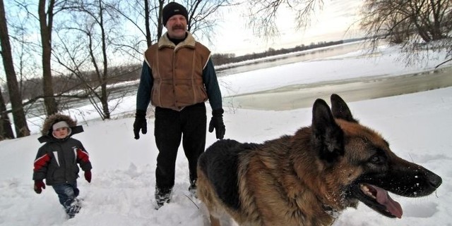 Jan Iwanowski z wnukiem Kubą i psem Comesem regularnie sprawdzają poziom Wisły. - Jeszcze trochę, a zobaczymy rzekę z okna.