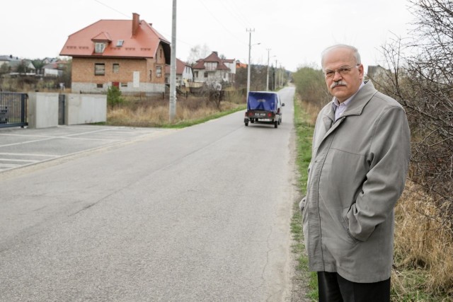 Józef Szczepańczyk, członek Zarządu Powiatu w Kielcach wizytuje drogi w powiecie kieleckim. Na zdjęciu przy powiatowej drodze w Daleszycach.