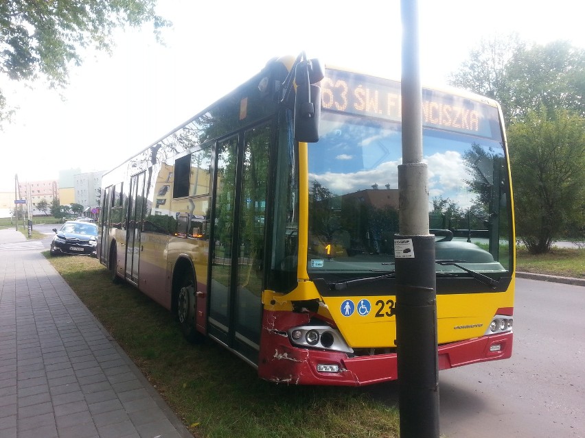Wypadek na Łazowskiego. Zderzenie osobówki z autobusem. Ranna pasażerka MPK [ZDJĘCIA]