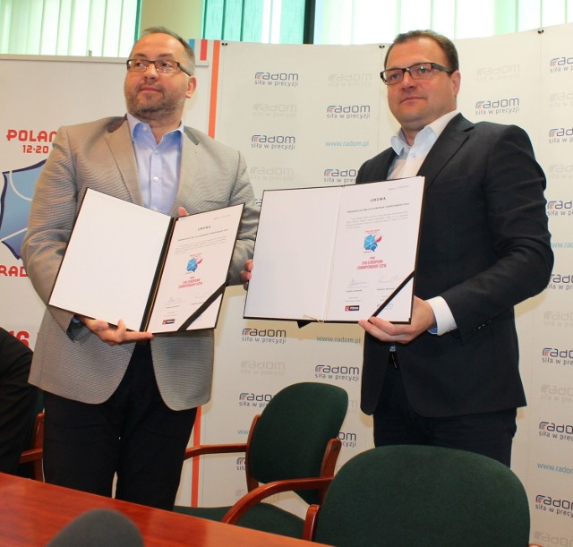 Porozumienie dotyczące organizacji imprezy, podpisali Grzegorz Bachański (z lewej), prezes Polskiego Związku Koszykówki oraz Radosław Witkowski, prezydent Radomia