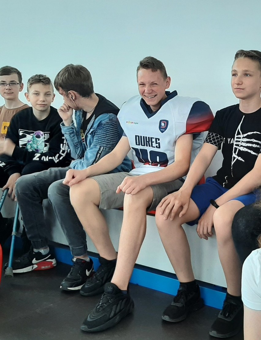 Niecodzienna lekcja WF w szkole w Belsku Dużym. Uczniów odwiedzili futboliści amerykańscy klubu Dukes Ząbki