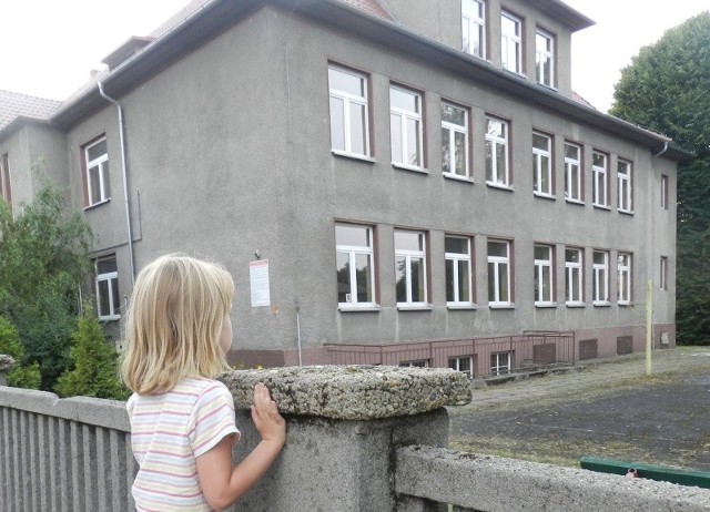 Dzieci zaglądają na teren zamkniętej szkoły. Nie jest tam jednak bezpiecznie.