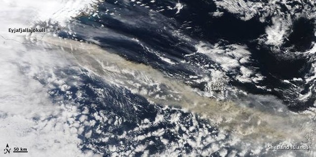 Smuga pyłu wulkanicznego rozciągająca się od Islandii po Szetlandy.