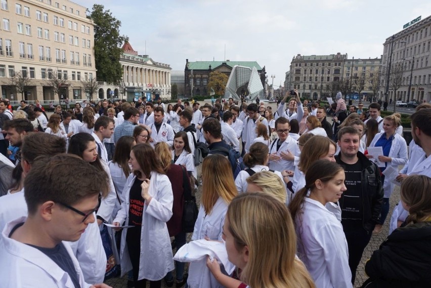 Lekarze rezydenci protestowali na pl. Wolności w Poznaniu