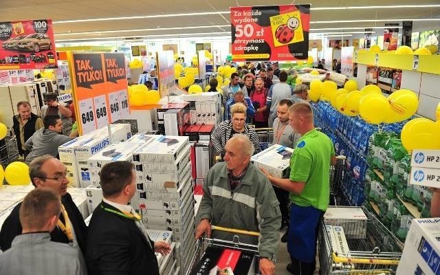 Pracownicy sieci sklepów Biedronka i Tesco mają nowy system...