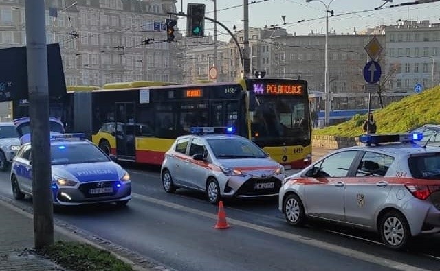 Wypadek na ul. Trzebnickiej we Wrocławiu. Tramwaje jeżdżą objazdami [ZDJĘCIA]