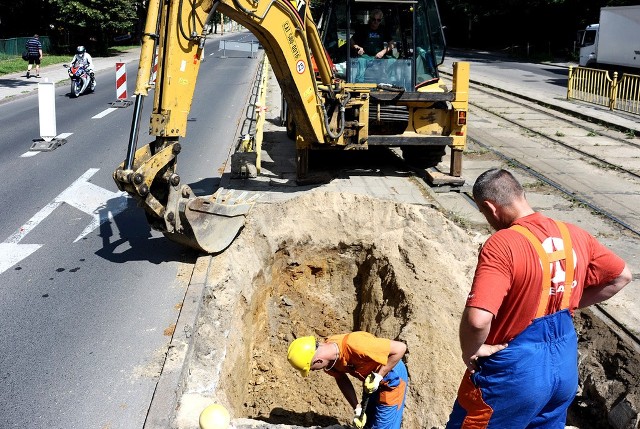 Znaleziono już źródło awarii. Do jutrzejszego popołudnia będą jeździć autobusy zamiast tramwajów.