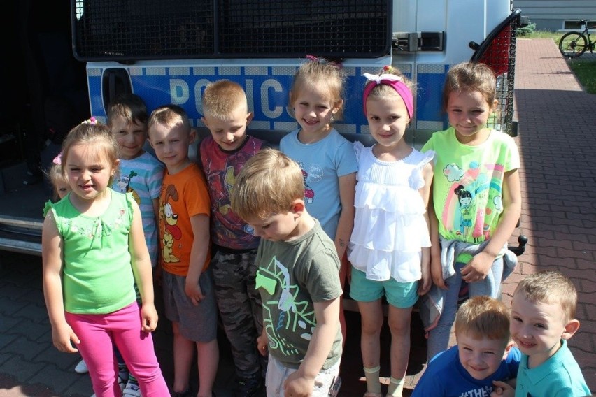 Dzieci z Jastrzębia w gminie Lipno odwiedziły lipnowskich policjantów