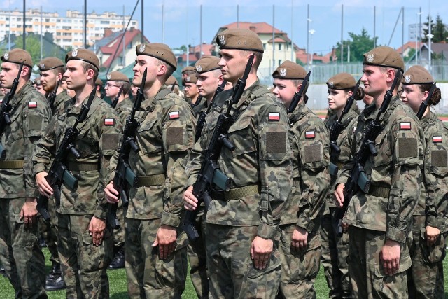 Prawie 130 ochotników – terytorialsów i studentów z Legii Akademickiej złożyło w sobotę, 23 lipca, przysięgę wojskową. Wydarzenie odbyło się na stadionie lekkoatletycznym Politechniki Świętokrzyskiej w Kielcach.