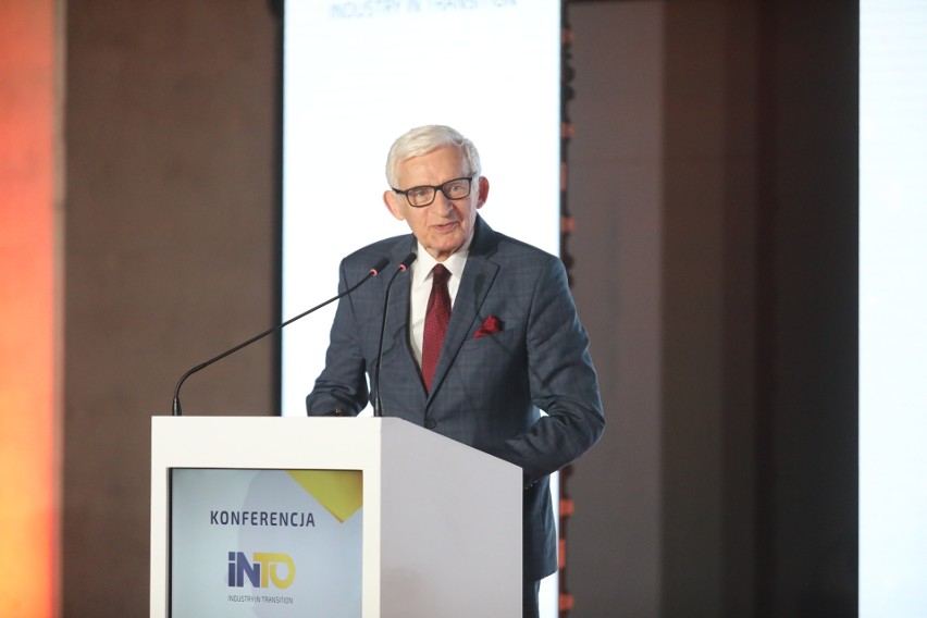Prof. Jerzy Buzek: "Zaczynam obawiać się o polski los w...