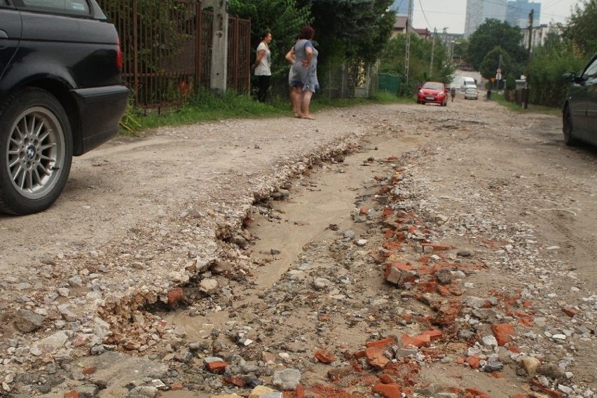 Po ulewie w ulicy Skalistej pojawiły się ogromne leje.