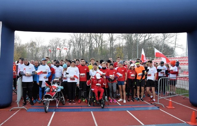 W Inowrocławiu odbył się II Bieg Niepodległości na dystansie 5 kilometrów, ze startem i metą na Stadionie Miejskim im. Inowrocławskich Olimpijczyków. Uczestniczyło w nim 400 zawodników. Jako pierwszy zawody ukończył wózkarz Jarosław Kajling. Wśród biegaczy triumfował Rafał Tomkiewicz z Tuczna. Najszybszą wśród pań była Sylwia Nawrocka.