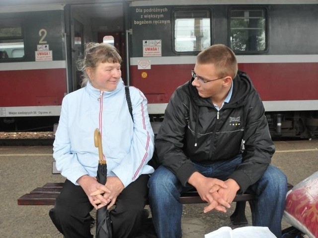 - Oczywiście, że byłoby wspaniale, gdyby wprowadzone szybkie połączenia między Zieloną Górą a Nową Solą - powiedział nam Maciej Limiński, który z mamą czekał na pociąg do Nowej Soli. (Fot. Paweł Janczaruk)