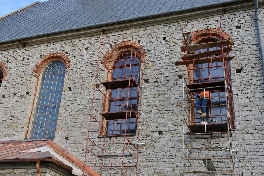 Mieszkańcy Krajna nie zgadzają się na wymianę okien w zabytkowym kościele. O co poszło ? (ZDJĘCIA) 