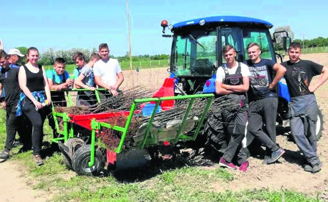 Uczniowie technikum ogrodniczego z Nowej Wsi założyli sad.