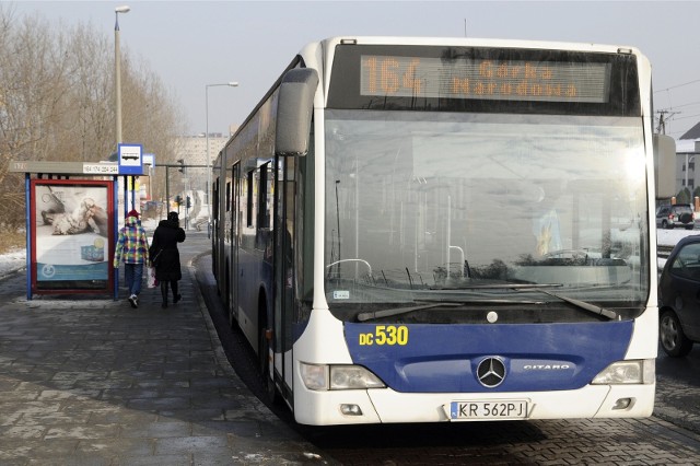Na 10 miejscu wśród linii autobusowych, w których najczęściej przyłapywani są pasażerowie podczas jazdy bez ważnego biletu, jest linia 164.W 2021 roku w autobusach kursujących na tej linii kontrolerzy ujawnili 1055 takich przypadków.