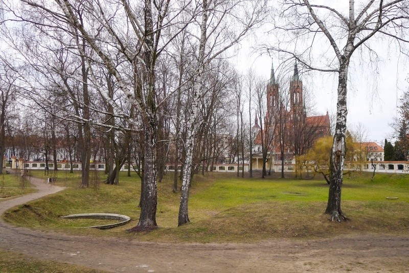 Obecnie ogród dolny bardziej przypomina współczesny park...