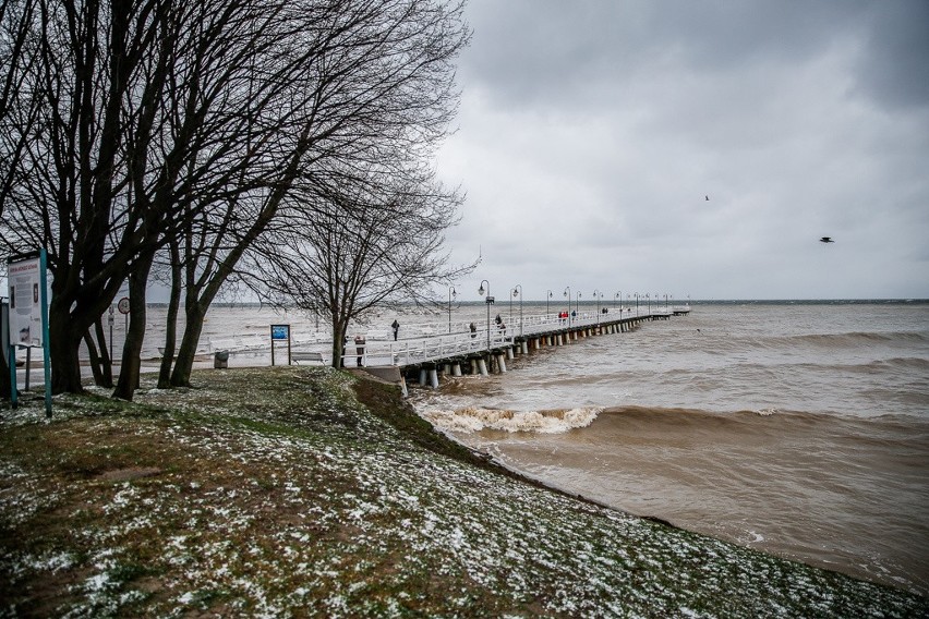 Sztorm na Bałtyku 2.01.2019. Plaża w Gdyni Orłowie