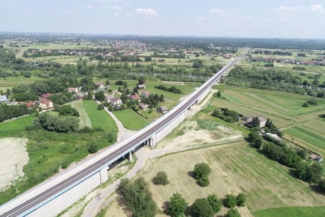 Pierwszą ważną drogą, która powstała, aby poprawić układ komunikacyjny Oświęcimia, była północna obwodnica miasta z mostem na Wiśle