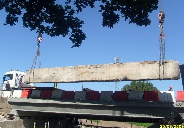 Internauta uwiecznił rozbiórkę mostu na rzece Białej na ulicy Antoniuk Fabryczny