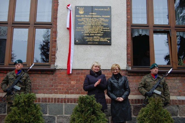 O odsłonięcie tablicy poproszono wnuczki Wacława Polewczyńskiego: Annę Wawrowską-Gazińską i Elżbietę Wawrowską.