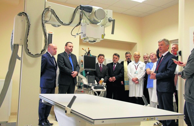 Aparat rentgenowski wartości 400 tysięcy złotych prezentuje władzom powiatu dyrektor szpitala Henryk Przybycień (z prawej).