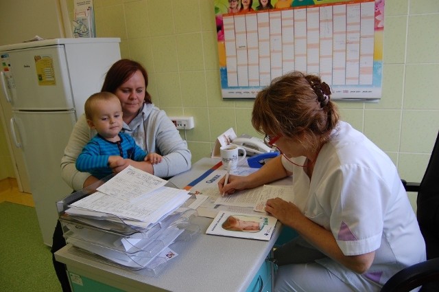 Z pierwszej edycji szczepień skorzystała Marzena Ożdżyńska, która zaszczepiła w SP ZOZ w Rypinie synka Mateusza.