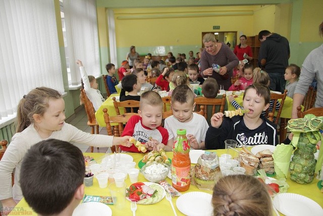 Uczniowie włocławskiej "Osiemnastki" włączyli się do ogólnopolskiej akcji "Śniadanie daje moc".Dzięki nauczycielom i rodzicom możliwe było przygotowanie zdrowego i kolorowego posiłku. Zaproszono też maluchów z przedszkoli nr 16 i 25 INFO Z POLSKI 2.11.2017 - przegląd najciekawszych informacji ostatnich dni w kraju