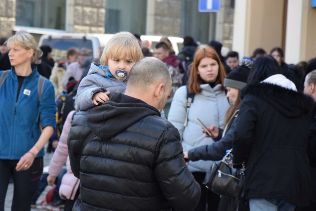 Przez dworzec kolejowy w Przemyślu nadal każdego dnia przewija się tysiące uchodźców z Ukrainy. Wśród nich sporo najmniejszych dzieci.