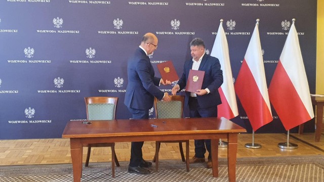 Umowę w sprawie dofinansowania podpisali od lewej wojewoda Konstanty Radziwiłł i burmistrz Skaryszewa Dariusz Piątek. Na kolejnych slajdach zobacz rozkłady jazdy dotyczące nowych połączeń >>>