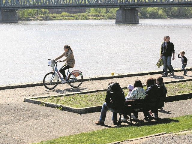 Drugi sezon Toruńskiego Roweru Miejskiego rozpoczął się w marcu. Z jednośladów będzie można korzystać do 30 listopada. Jak to działa? Pełną instrukcję znajdziemy na stronie trm24.pl