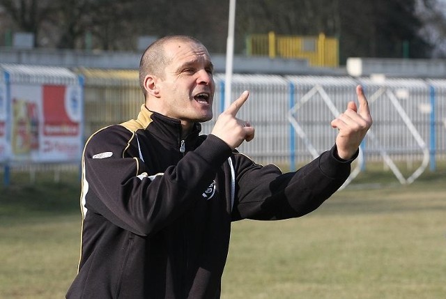 Marek Szafer ma 41 lat. W latach 1993-1997 był napastnikiem Amiki Wronki i Dyskoboli Grodzisk Wlkp. Od pięciu lat grający szkoleniowiec ekipy z Przybyszowa.