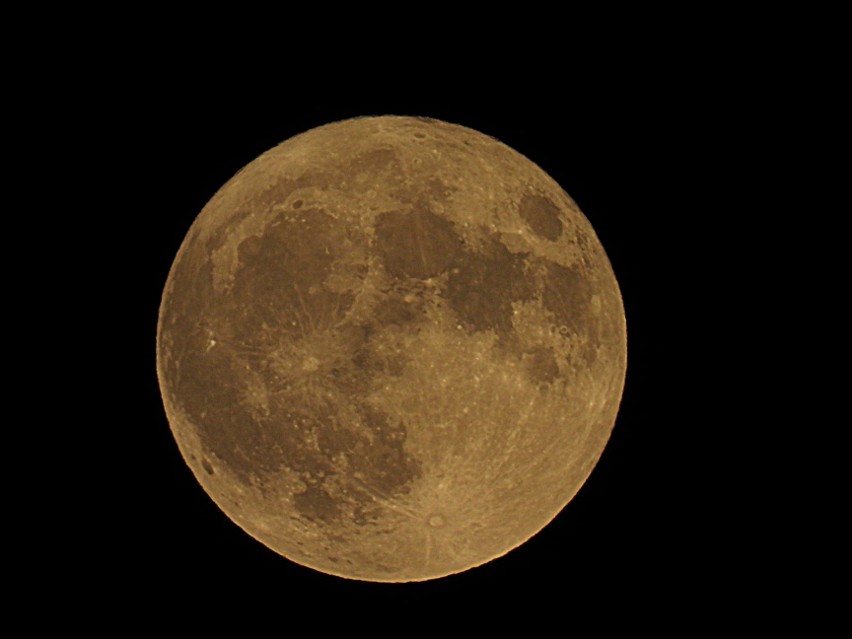 Zachwycający Księżyc tuż przed pełnią. Takie zdjęcia nocą można zrobić w Muszynie