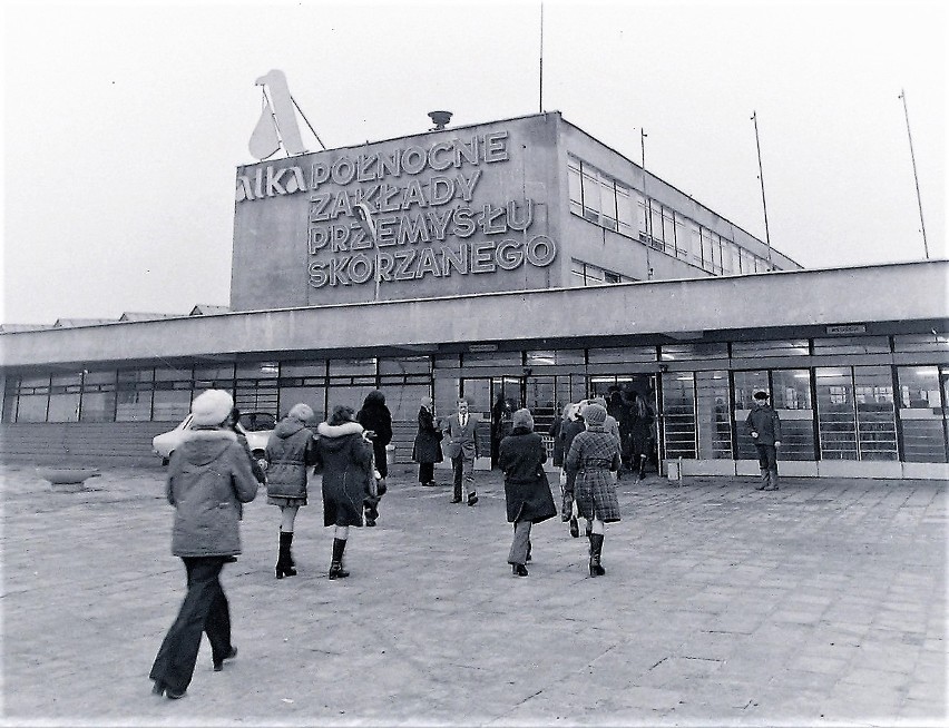Rok 1974, przed głównym wejściem do PZPS „Alka” przy ul....