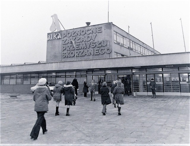 Rok 1974, przed głównym wejściem do PZPS „Alka” przy ul. Grottgera 15