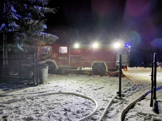 Strażacy gasili pożar, który wybuchł w jednym z domów jednorodzinnych w Wilkowie